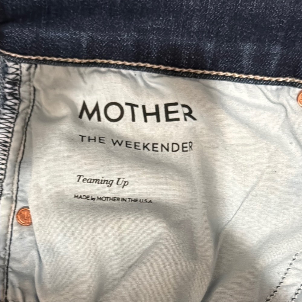 MOTHER Weekender flare jeans in Teaming Up wash - Picture 5 of 5